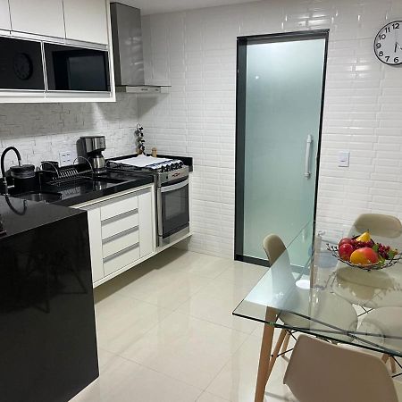 Apartamento moderno e super confortável localizado a alguns passos da Praia Grande Arraial do Cabo Exterior foto