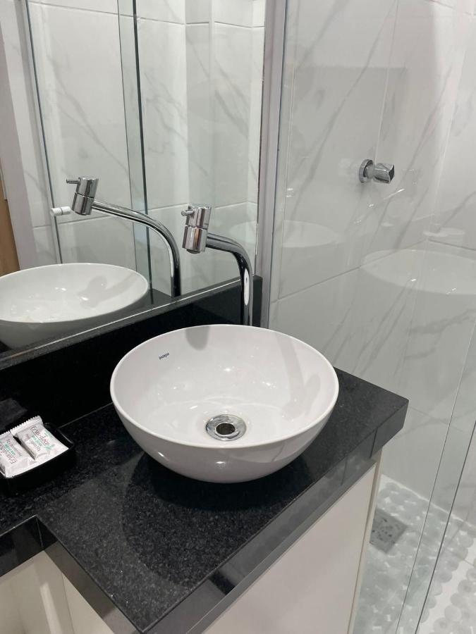 Apartamento moderno e super confortável localizado a alguns passos da Praia Grande Arraial do Cabo Exterior foto